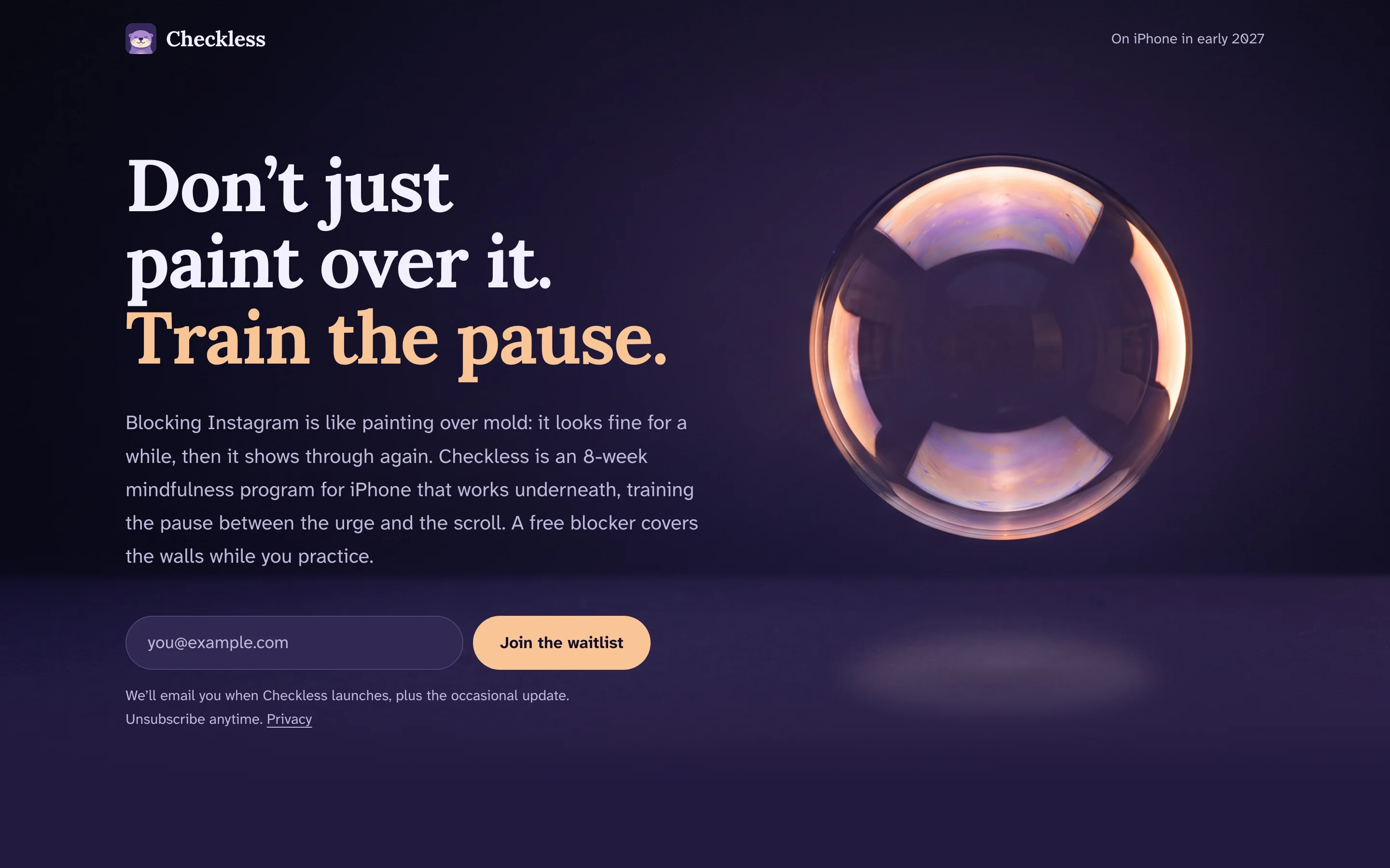 Startseite von getcheckless.com: „Don’t just paint over it. Train the pause.“ neben einer Seifenblase, darunter die Anmeldung zur Warteliste.