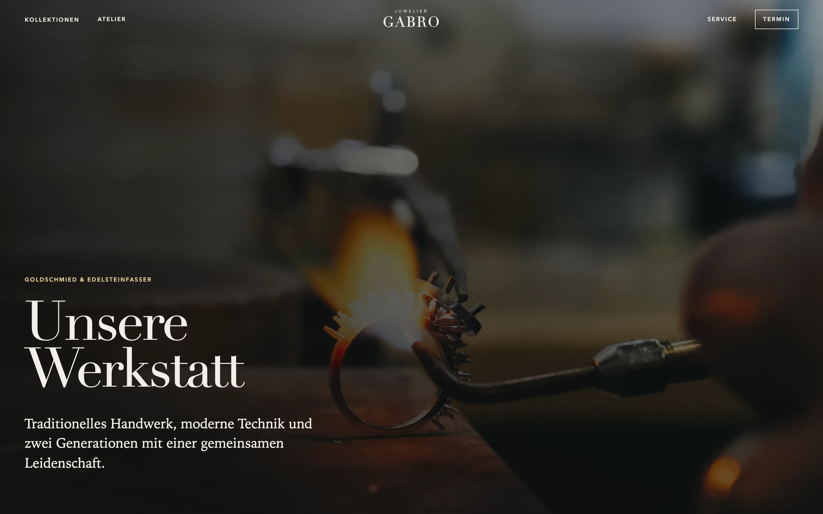 Atelier-Seite „Unsere Werkstatt“ mit einer Flamme an der Werkbank.